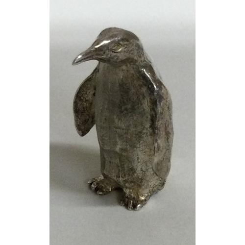 141 - A novelty silver model of a standing penguin. London 1985. Approx. 30 grams. Est. £60 - £80.