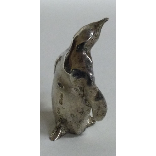 141 - A novelty silver model of a standing penguin. London 1985. Approx. 30 grams. Est. £60 - £80.