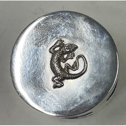 16 - A rare silver and enamelled contemporary style snuff box with lizard decoration. London 2021. By JN.... 