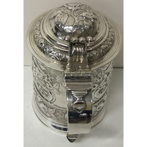 163 - A fine George I chased silver tankard embossed with tavern scene. London 1724.  Approx. 642 grams. E... 