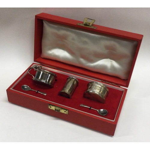 181 - A cased silver three piece cruet set of typical form. London. Approx. 60 grams. Est. £40 - £60.