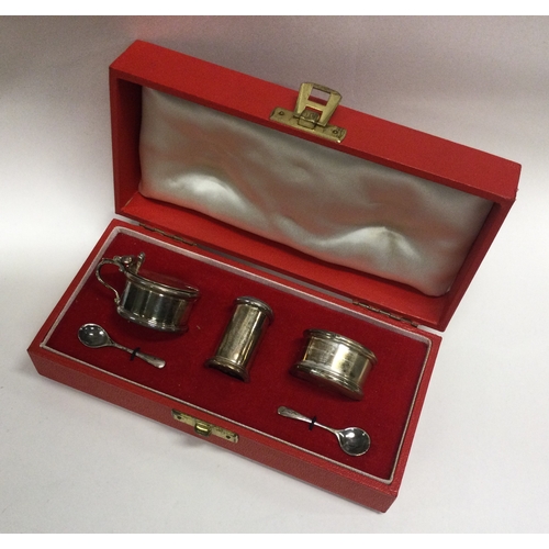 181 - A cased silver three piece cruet set of typical form. London. Approx. 60 grams. Est. £40 - £60.