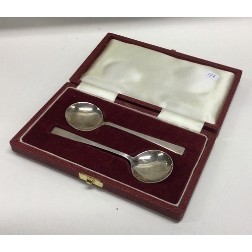 198 - A pair of cased silver preserve spoons. London. Approx. 24 grams. Est. £20 - £30.