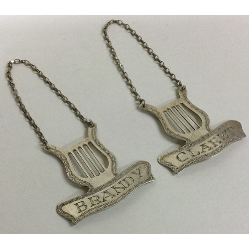 25 - A fine pair of silver wine labels for 'Claret' and 'Brandy' with harp decoration. Approx. 18 grams. ... 