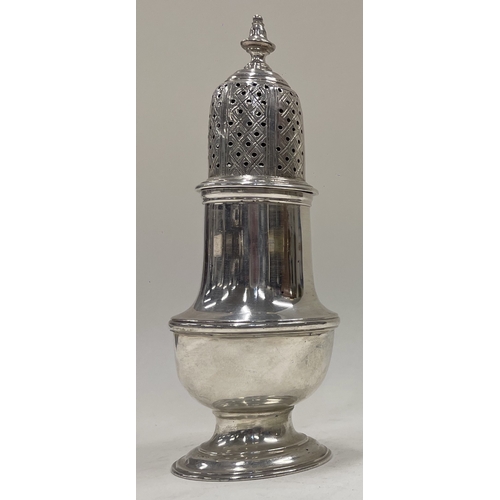 261 - A George II 18th Century silver sugar caster. London 1749. Approx. 140 grams. Est. £100 - £150.