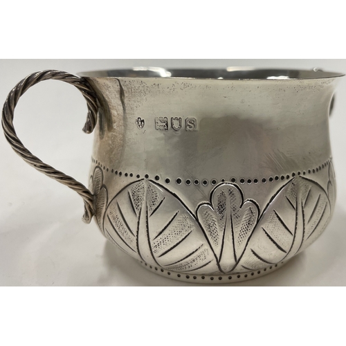 266 - A fine Edwardian silver porringer in the style of Charles II. London 1913. Approx. 79 grams. Est. £8... 