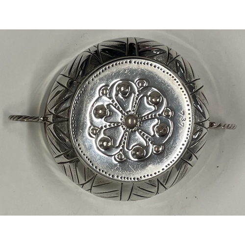 266 - A fine Edwardian silver porringer in the style of Charles II. London 1913. Approx. 79 grams. Est. £8... 