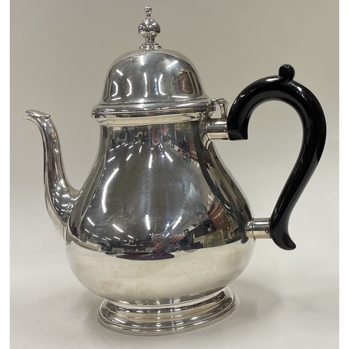 28 - TIFFANY & CO: A large silver teapot. Approx. 917 grams. Est. £600 - £800