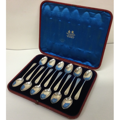 70 - A set of twelve Victorian engraved silver spoons in original case. London 1881. Approx. 140 grams. E... 