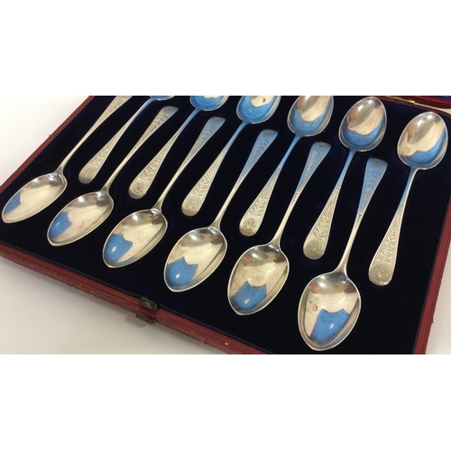 70 - A set of twelve Victorian engraved silver spoons in original case. London 1881. Approx. 140 grams. E... 