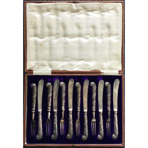 71 - A fine set of twelve silver handled knives and forks. Sheffield 1907. Est. £60 - £80.