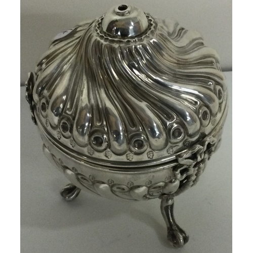 74 - A heavy Victorian silver string box. London 1890. Approx. 148 grams. Est. £150 - £180.