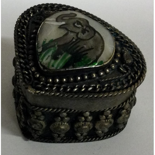 82 - A Continental silver box with an enamelled top. Approx. 27 grams. Est. £20 - £30.