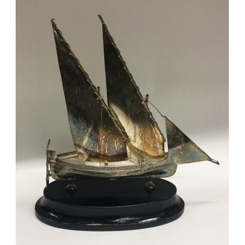 94 - A Continental silver model of a boat. Approx. 167 grams gross weight. Est. £30 - £50.