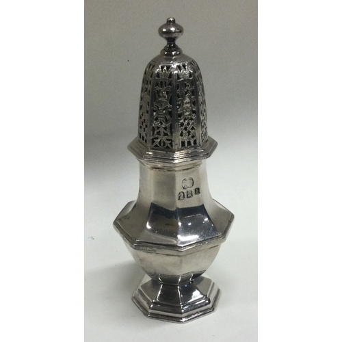 97 - A heavy silver caster with lift-off cover. London. Approx. 90 grams. Est. £50 - £80.