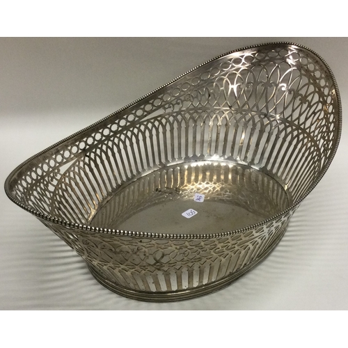 105 - A Continental silver basket with pierced decoration. Approx. 440 grams. Est. £200 - £300.