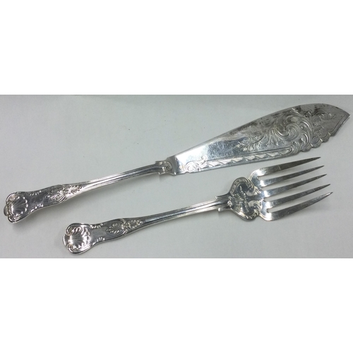 108 - A fine pair of Kings' pattern silver fish servers. Sheffield 1902. By Walker and Hall. Approx. 237 g... 