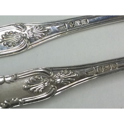 108 - A fine pair of Kings' pattern silver fish servers. Sheffield 1902. By Walker and Hall. Approx. 237 g... 