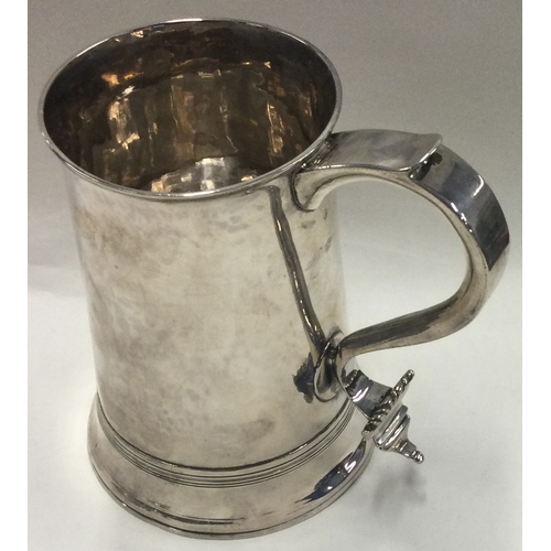 118 - A large 18th Century George III silver pint mug. London 1792. Approx. 359 grams. Est. £400 - £600.