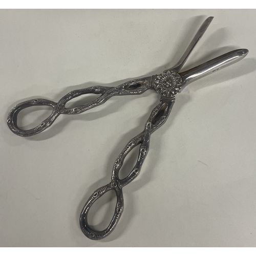 14 - An unusual pair of silver grape scissors. London 1987. By R&K. Approx. 105 grams. Est. £150 - £200.