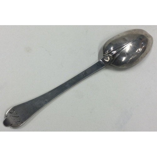 187 - An early 18th Century rat tail silver trefid spoon. Makers mark only. Approx. 39 grams. Est. £300 - ... 