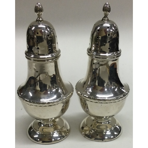 264 - A pair of Edwardian silver sugar casters. Birmingham. Approx. 95 grams. Est. £50 - £80.