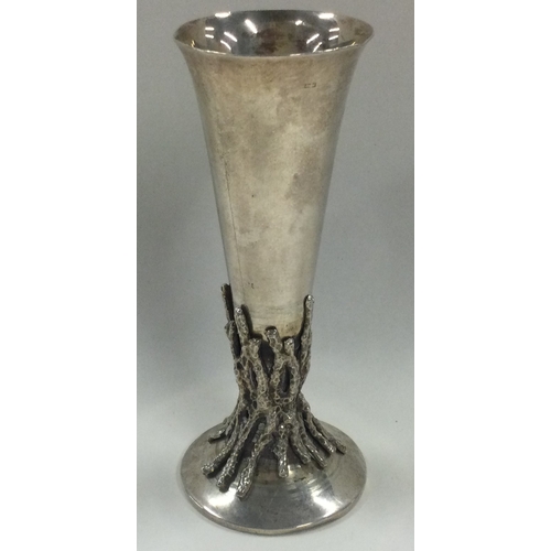 266 - An unusual modern silver goblet. Approx. 108 grams. Est. £80 - £120.