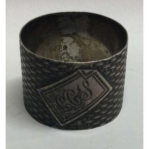 282 - An unusual Russian silver napkin ring with basket weave decoration. Approx. 26 grams. Est. £30 - £50... 