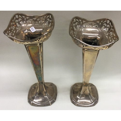 302 - A decorative pair of silver vases. Sheffield 1922. By Charles Boyton & Sons. Approx. 469 grams. Est.... 