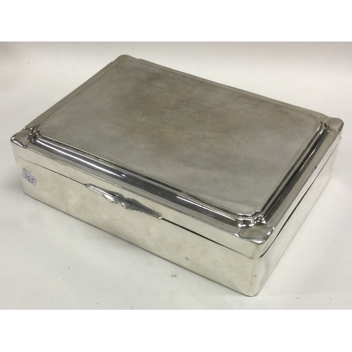 355 - An Art Deco silver cigar box. Marked to base. Approx. 627 grams gross weight. Est. £250 - £300.