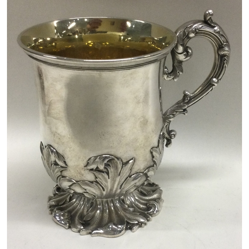 362 - A finely chased William IV silver mug embossed with leaves. London 1837. By Barnards. Approx. 181 gr... 