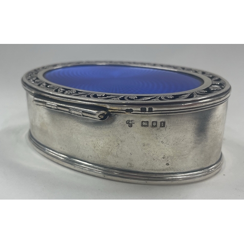 390 - A large silver and blue enamelled snuff box. London 1926. By Charles & Richard Comyns. Approx. 135 g... 