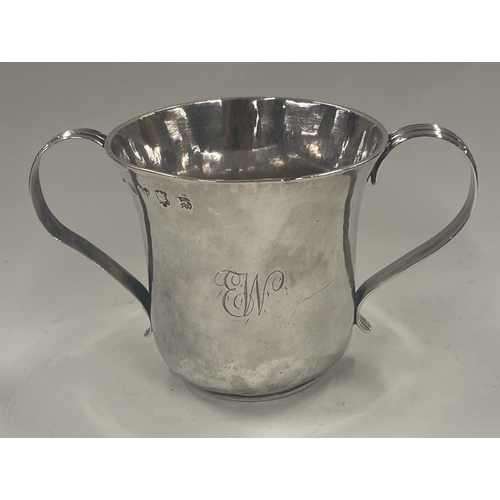 392 - A George II silver porringer. London 1752. By John Bayley. Approx. 192 grams. Est. £180 - £220.