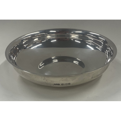 393 - GERALD BENNEY: A modern cased silver dish. London 1997. Approx. 340 grams. Est. £400 - £600.