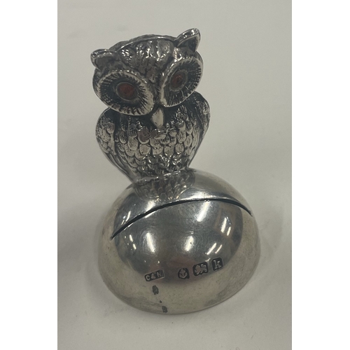 397 - A novelty silver owl menu holder. Birmingham 1909. By Crisford & Norris. Approx. 11 grams. Est. £100... 