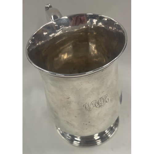 421 - An 18th Century George III silver tankard. London 1761. Approx. 171 grams. Est. £250 - £300.