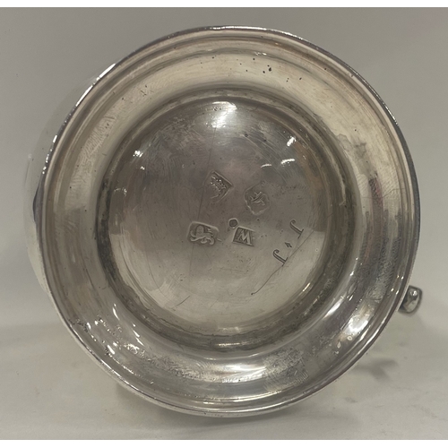 421 - An 18th Century George III silver tankard. London 1761. Approx. 171 grams. Est. £250 - £300.