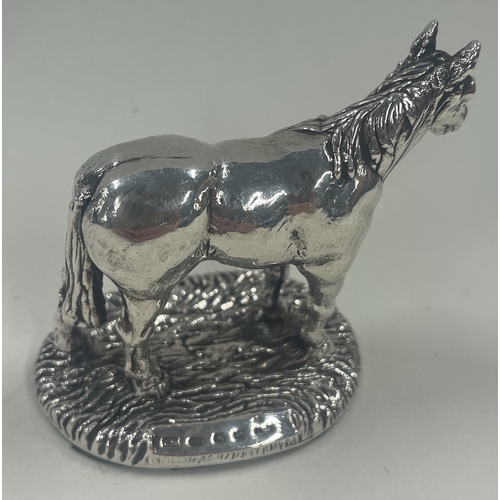 431 - An English silver figure of a horse on a stand. Approx. 41 grams. Est. £30 - £50