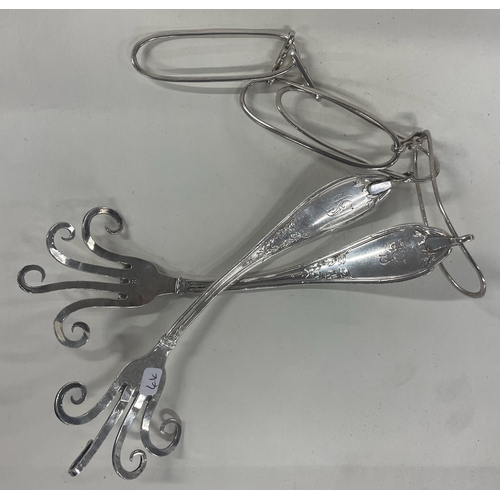 44 - An unusual pair of Continental silver fish servers. Approx. 182 grams. Est. £150 - £200.