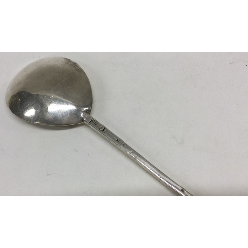 462 - An early 17th Century slip top silver spoon. London. Circa 1630. By Robert Crosse. Approx. 45 grams.... 