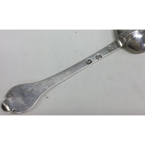 463 - A 17th Century silver dog nose trefid spoon. London 1677. By John Smith. Approx. 37 grams. Est. £500... 