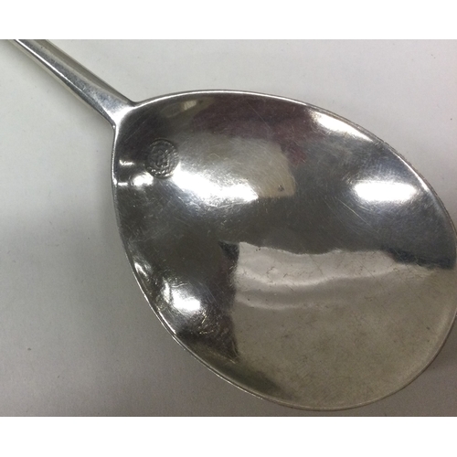 465 - An early 17th Century Provincial silver seal top spoon. Initials pricked to top. Approx. 35 grams. E... 