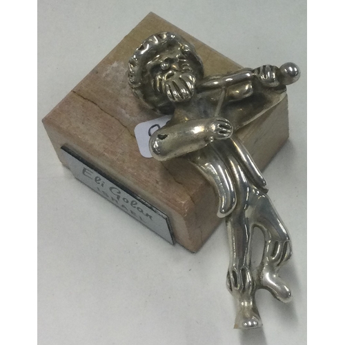 98 - A silver figure of a man playing violin. Est. £15 - £20.