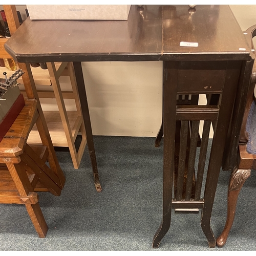 42 - A mahogany Pembroke table. Est. £20 - £30.