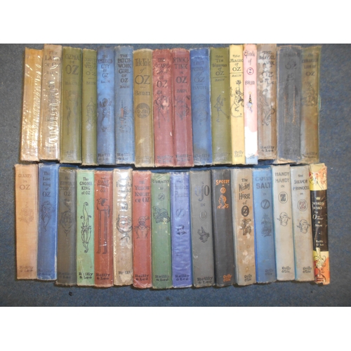 1167 - WIZARD OF OZ: A near complete set of 31 of 33 books, lacking only 'The Road to Oz' & 'Ozplaning'. Th... 