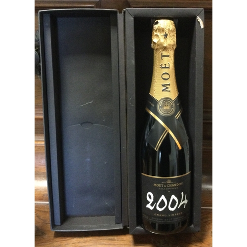 1250 - A boxed bottle of Moët & Chandon champagne Grand Vintage 2004. Est. £20 - £30.