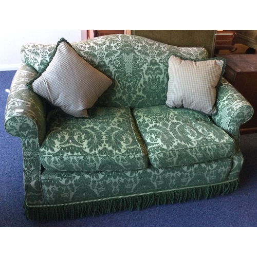 1324 - A good quality green two seater settee with tassel decoration. Est. £60 - £80.