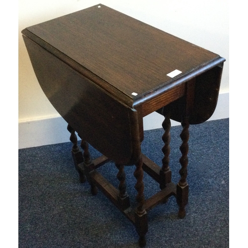 1341 - A small oak barley twist drop leaf table. Est. £20 - £30.