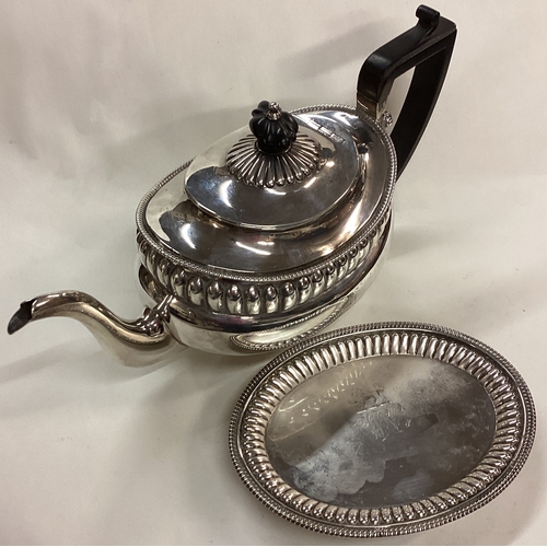 141 - A George III silver teapot on stand. London 1808. By Robert & Samuel Hennell. Approx. 879 grams of g... 