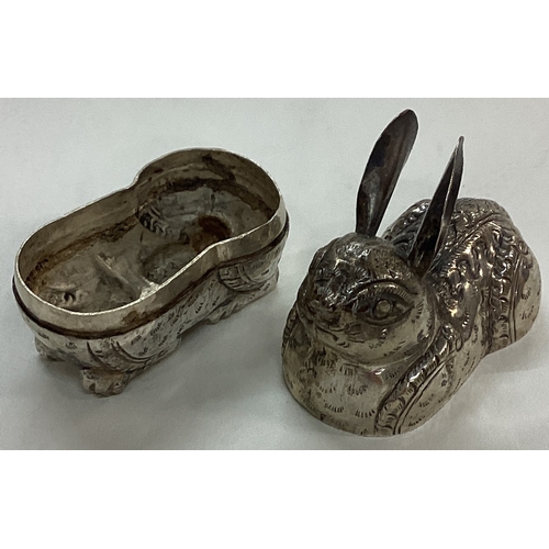 160 - A silver snuff box in the form of a rabbit. Approx. 42 grams. Est. £50 - £80.